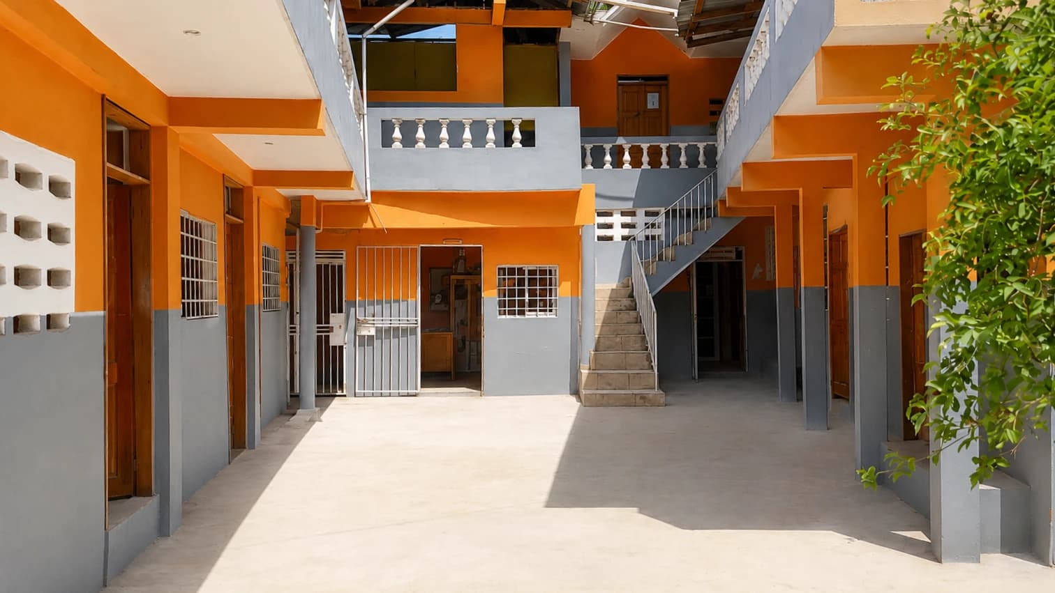 La cour du Collège Moderne Frère Brutus, à Santo