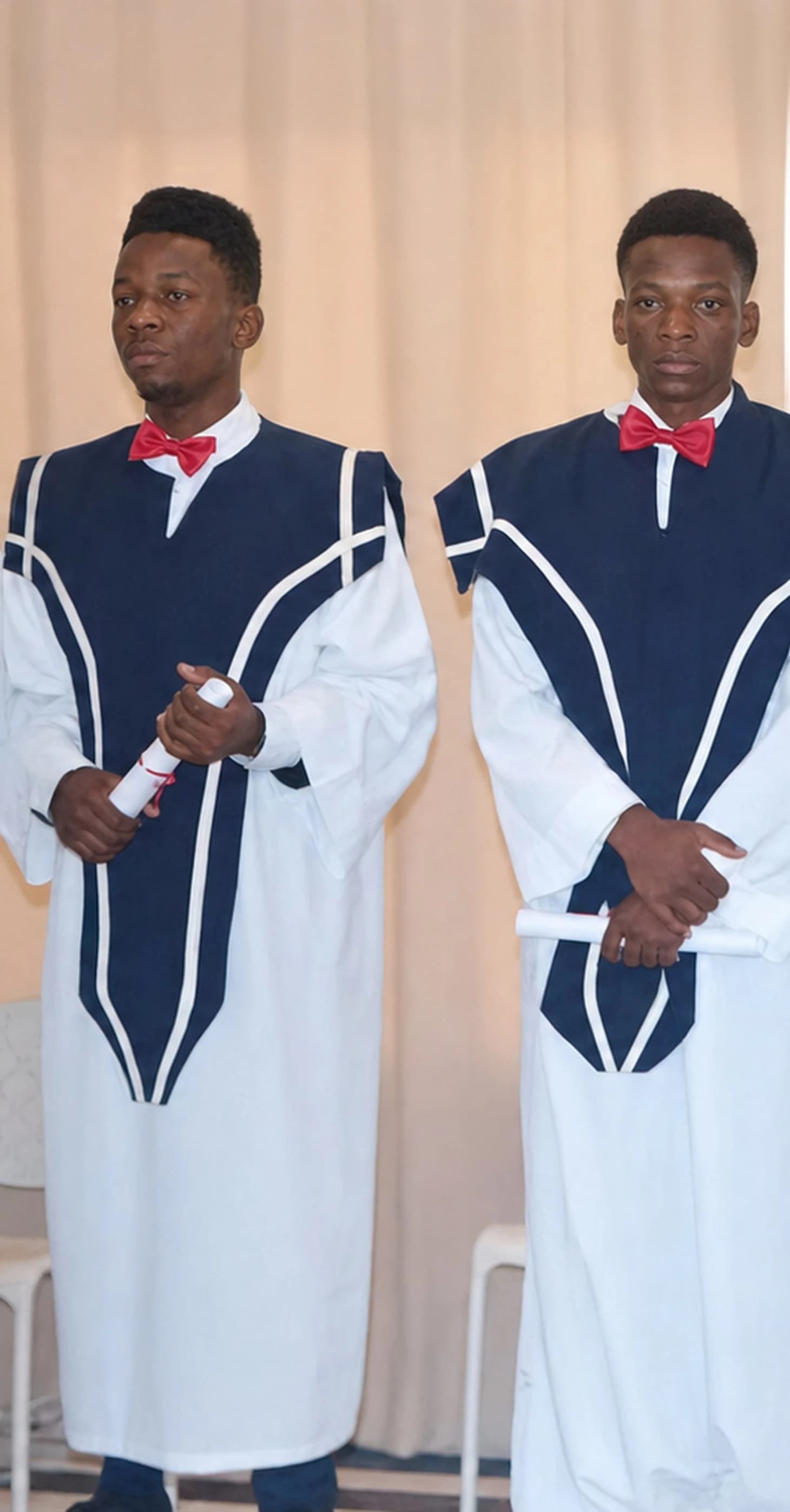 Deux finissants du CMFB, diplôme en main, le jour de la graduation