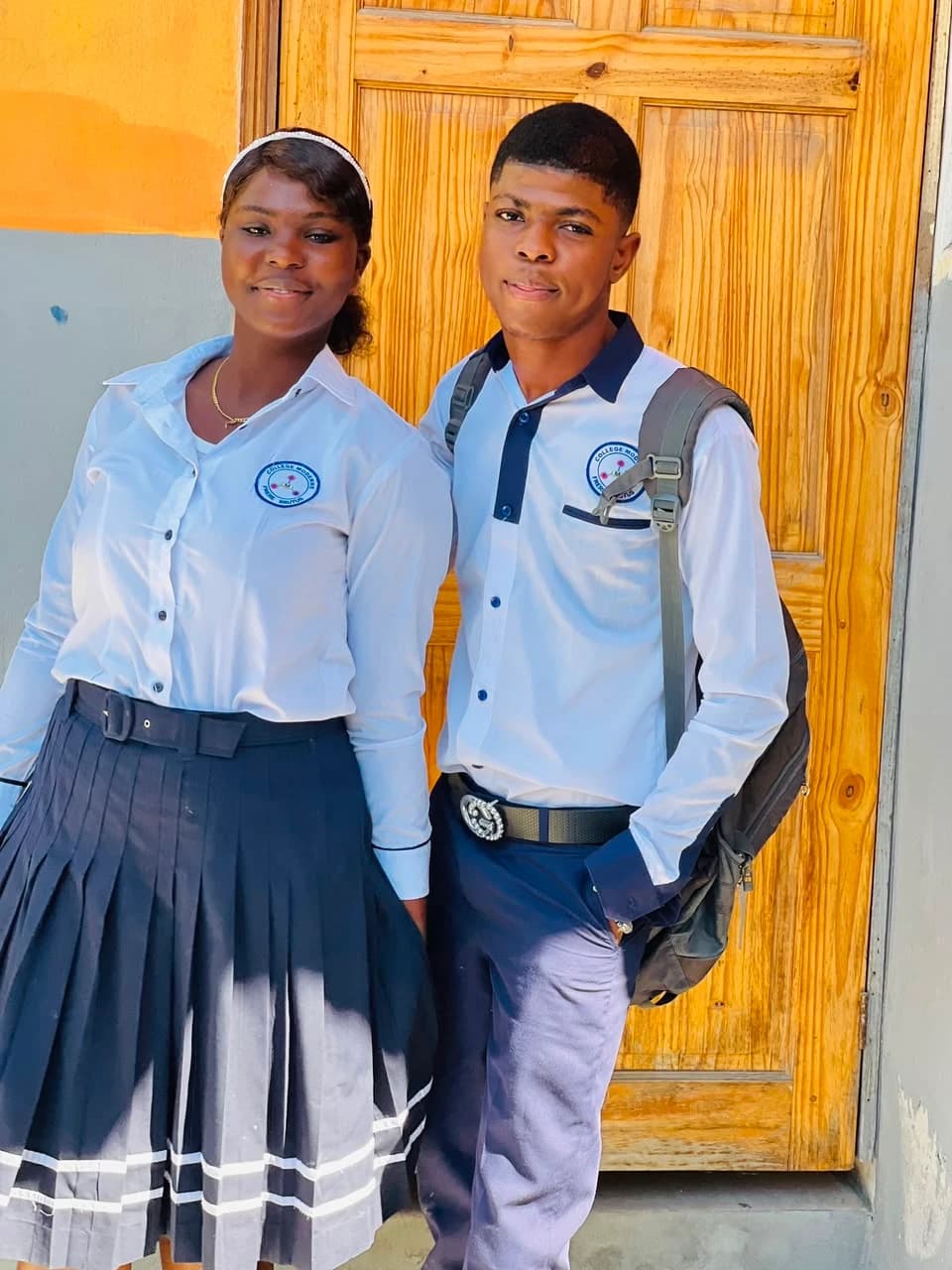 Deux élèves du secondaire en uniforme du CMFB