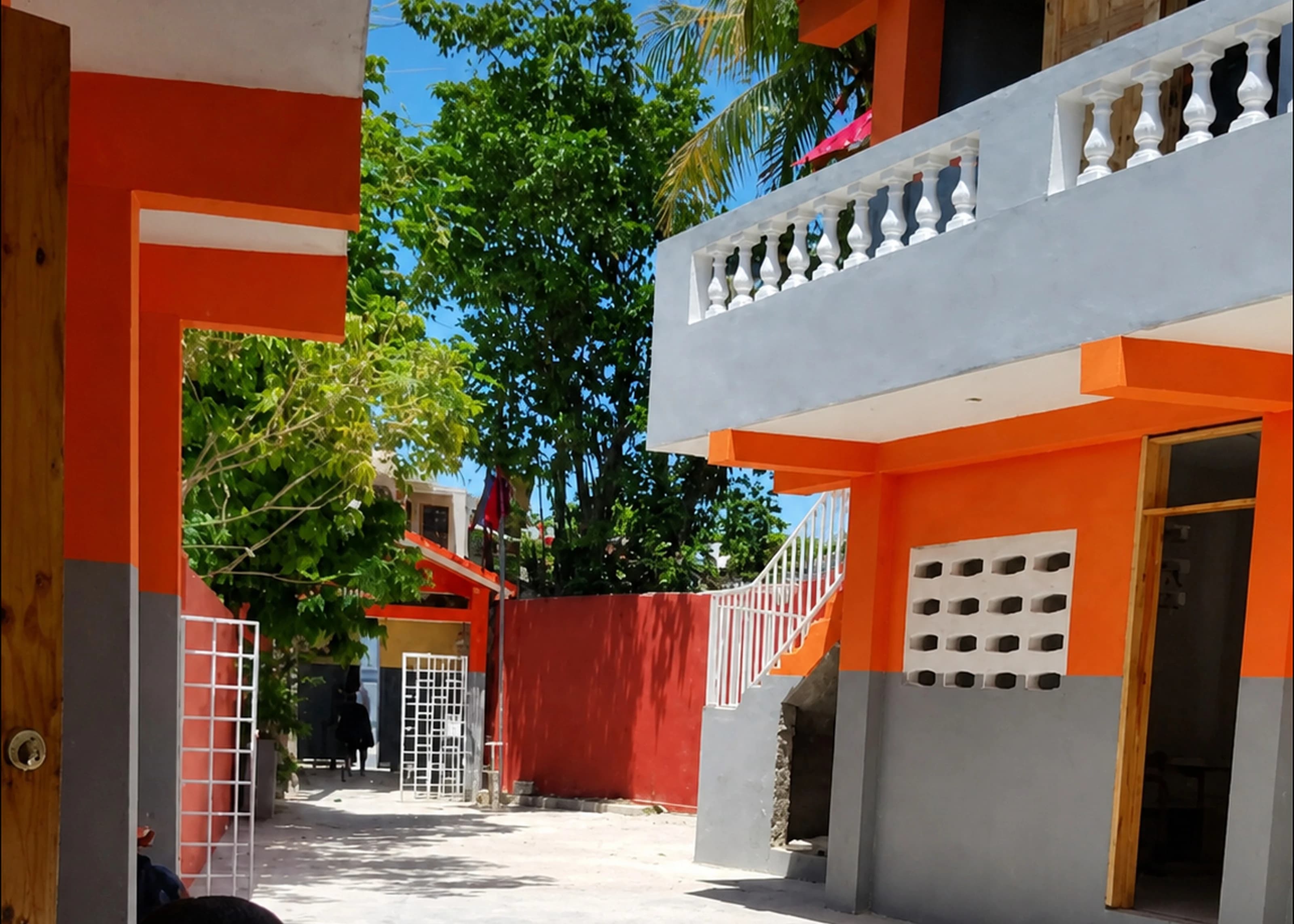 La cour intérieure du CMFB à Santo, sous le drapeau haïtien