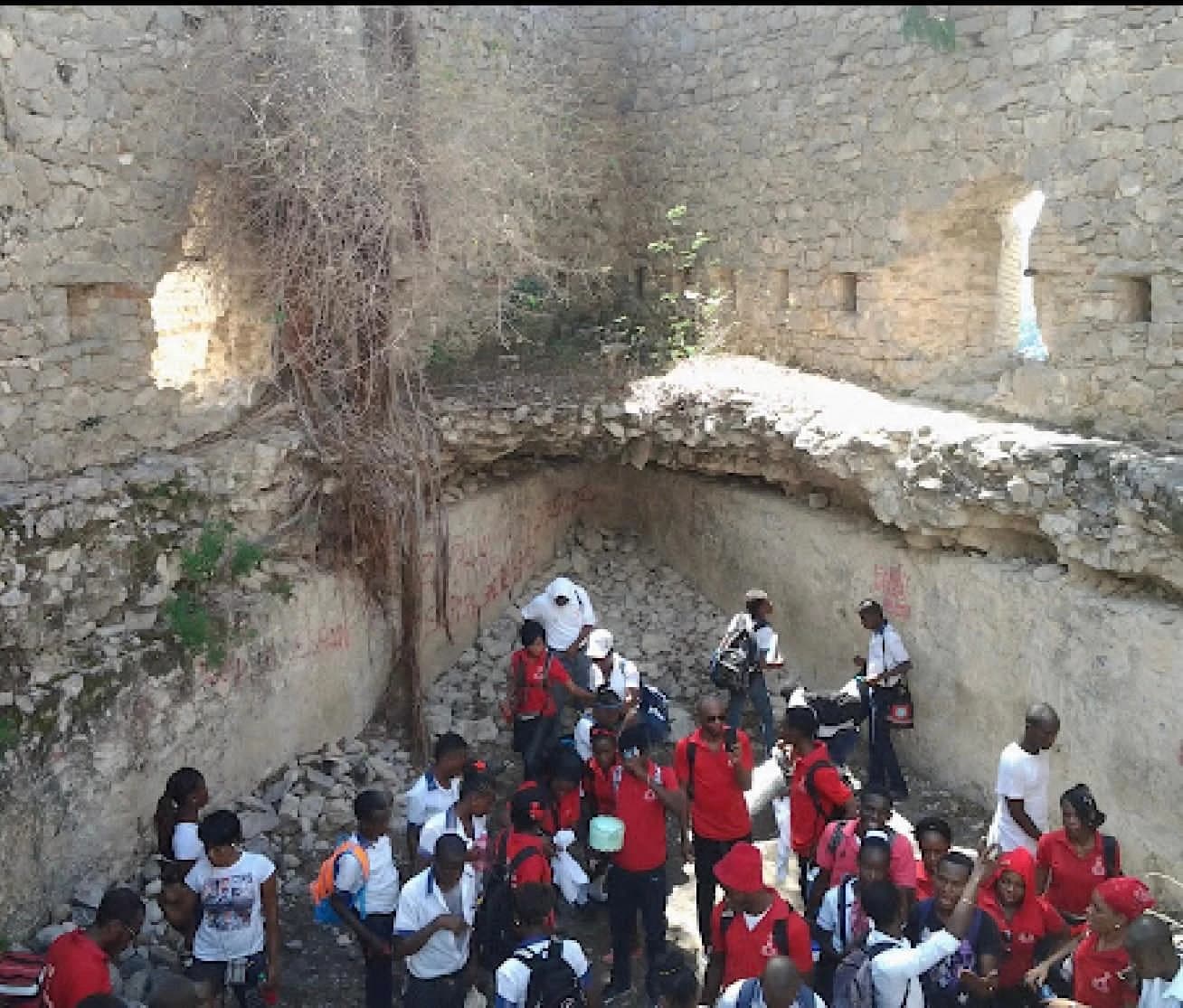 Les élèves du CMFB en sortie pédagogique sur un site historique de Marchand-Dessalines