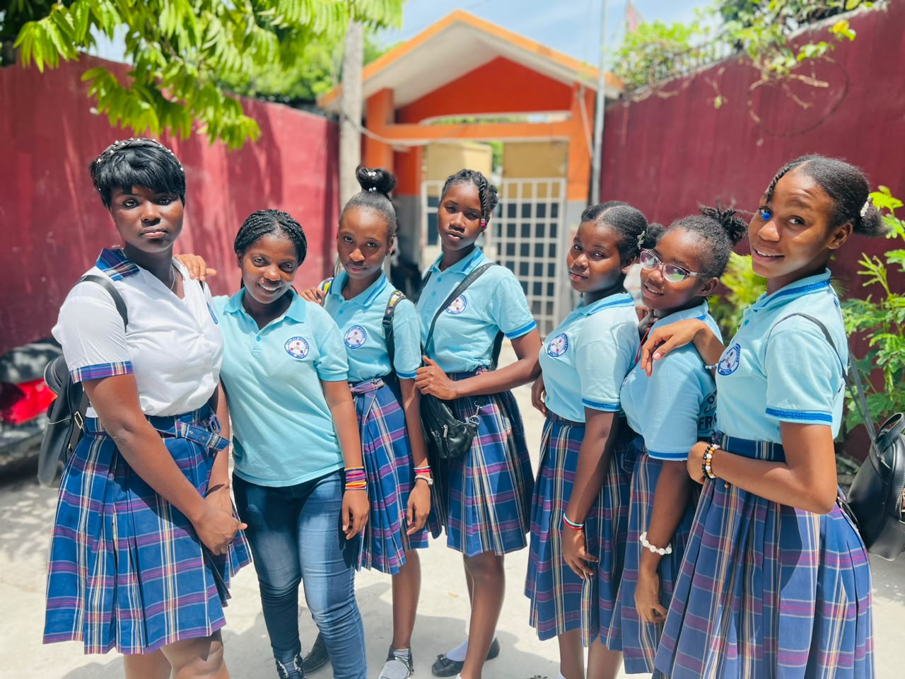 Des élèves du CMFB réunies devant le portail de l’école