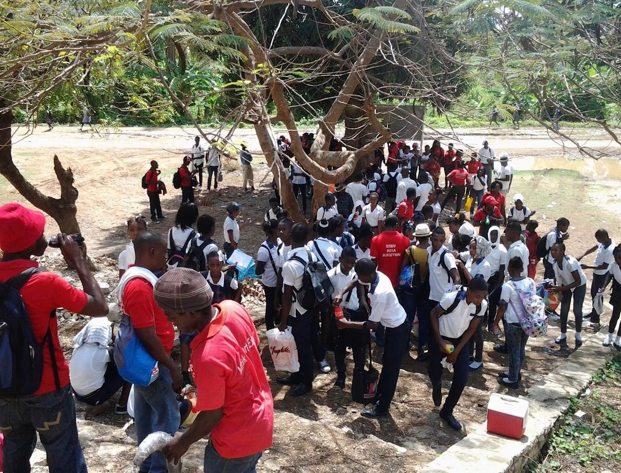 Les élèves du CMFB rassemblés sous les arbres lors d’une sortie scolaire